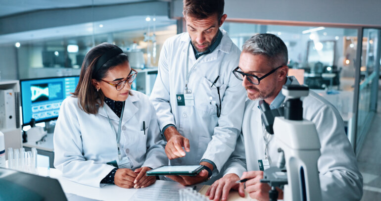 Doctors_discussing in laboratory2