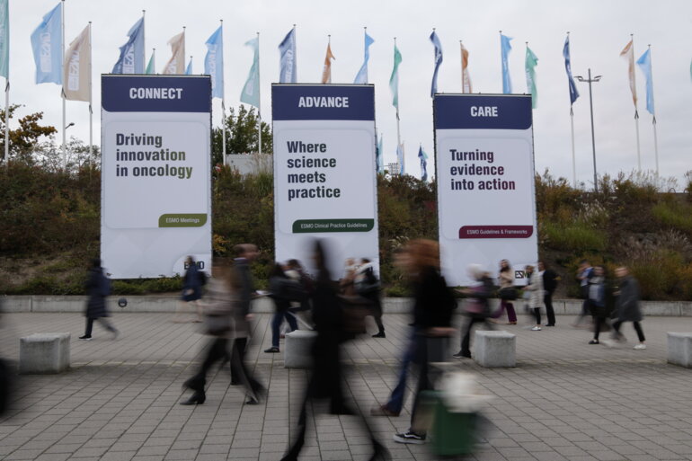 ESMO25_Delegates_Outside_5
